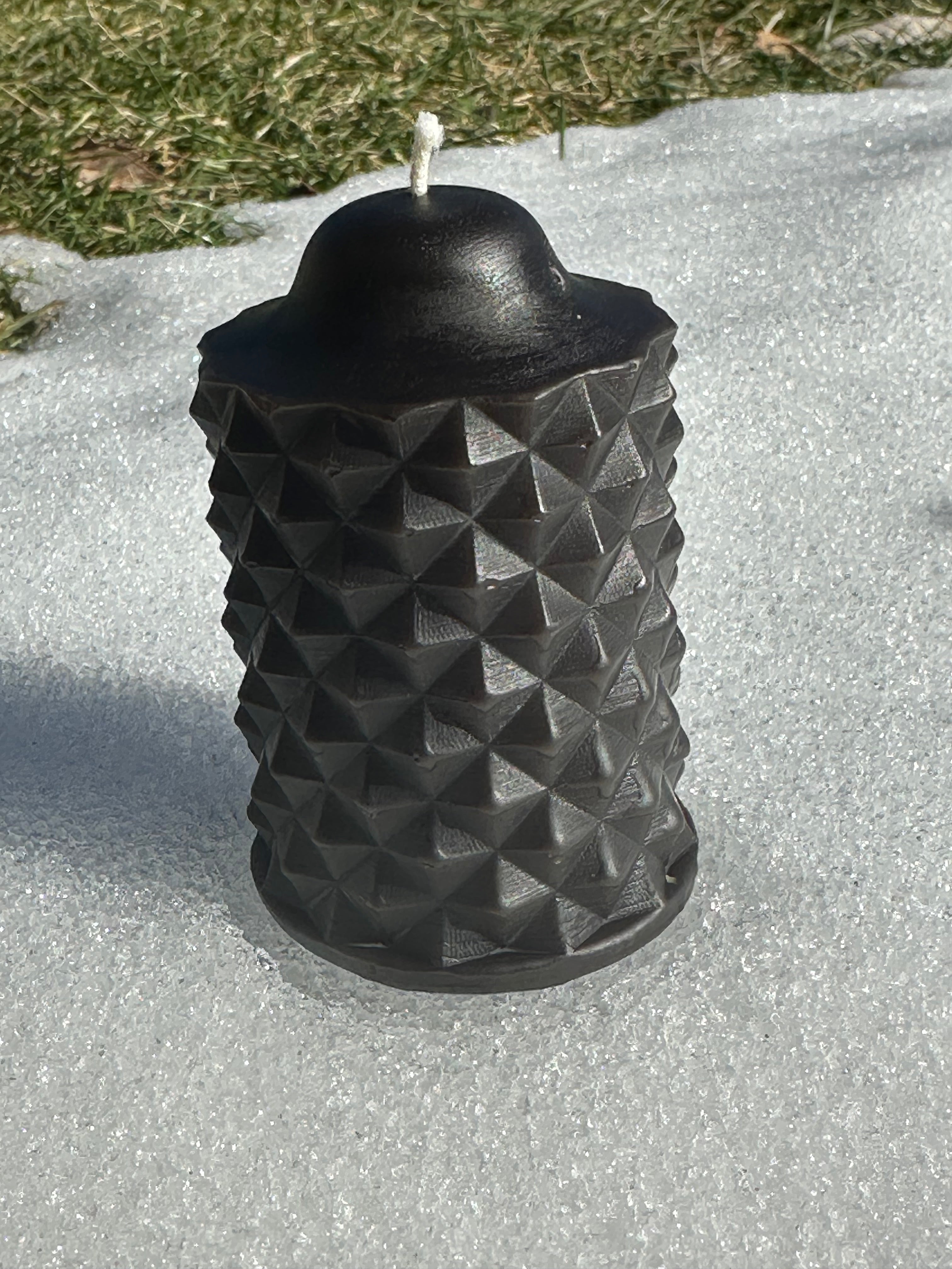 The scallop beeswax candle in the color black