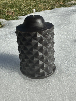 The scallop beeswax candle in the color black