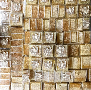 A slice of heaven from hardwood Honey. Nature's gusher has honey popping when chewed/ The beeswax is digestible. Honey goes well with charcuterie boards and desserts.