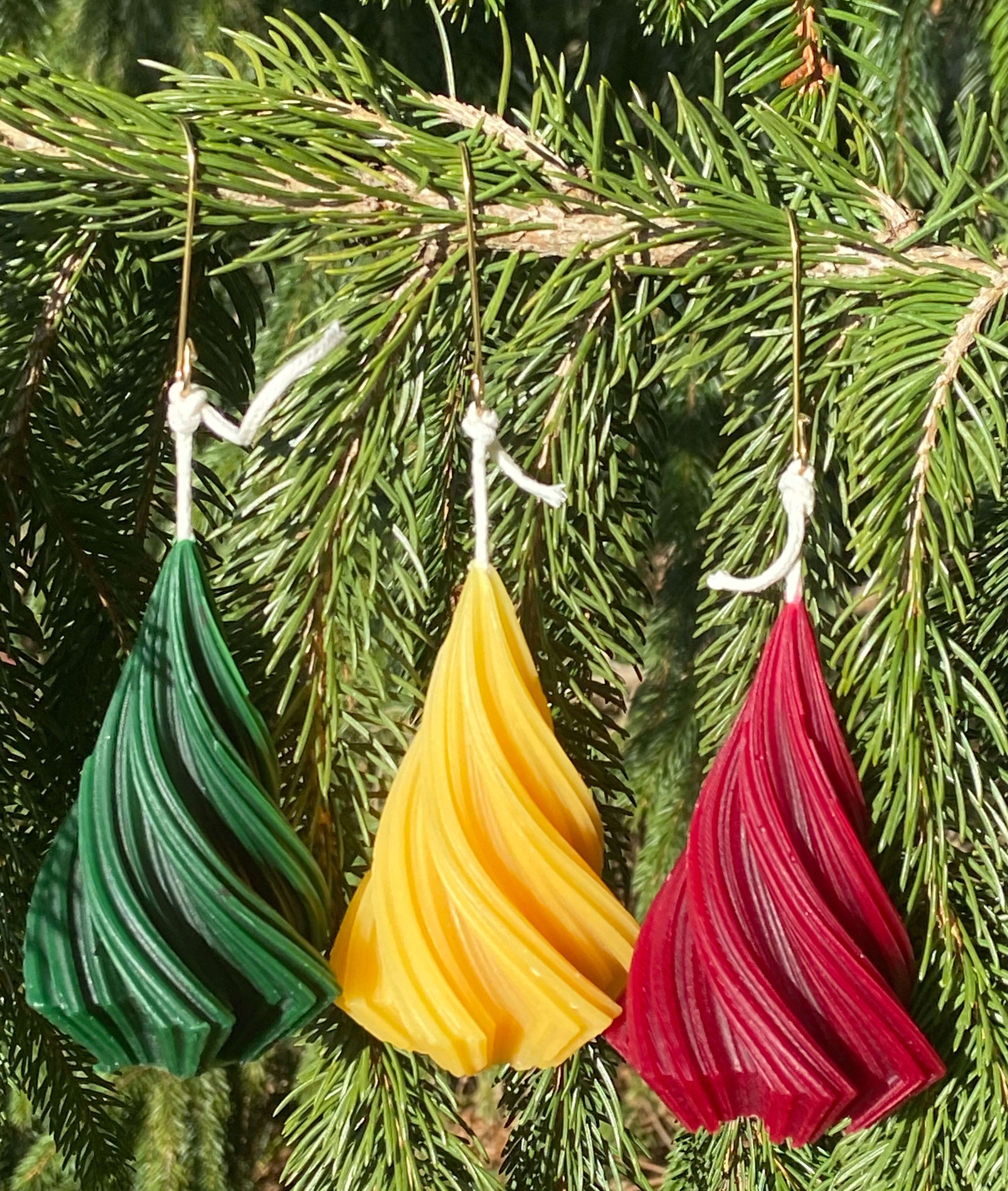 The diamond candle is an elegant Christmas tree ornament. The candle is also an exceptional dining table décor.