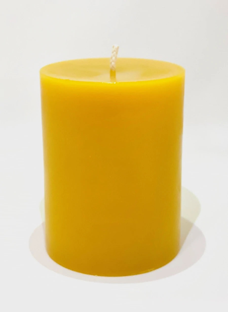 Pillar candle poured with 100% Indiana beeswax. The pillar candle is available in four different sizes by height.