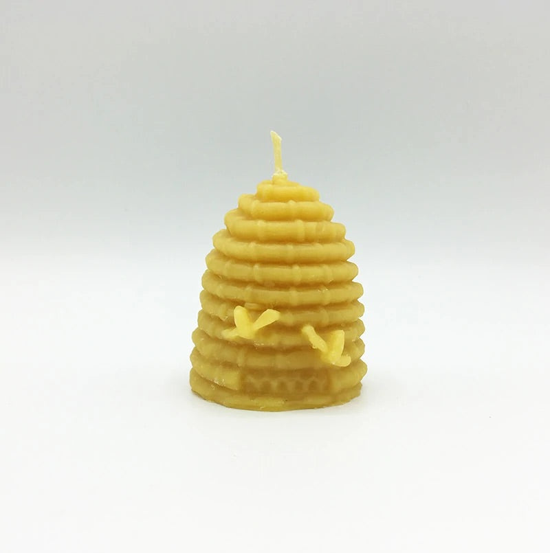 The skelp candle depicts a honey bee hive. A classic candle offered by Hardwood Honey.
